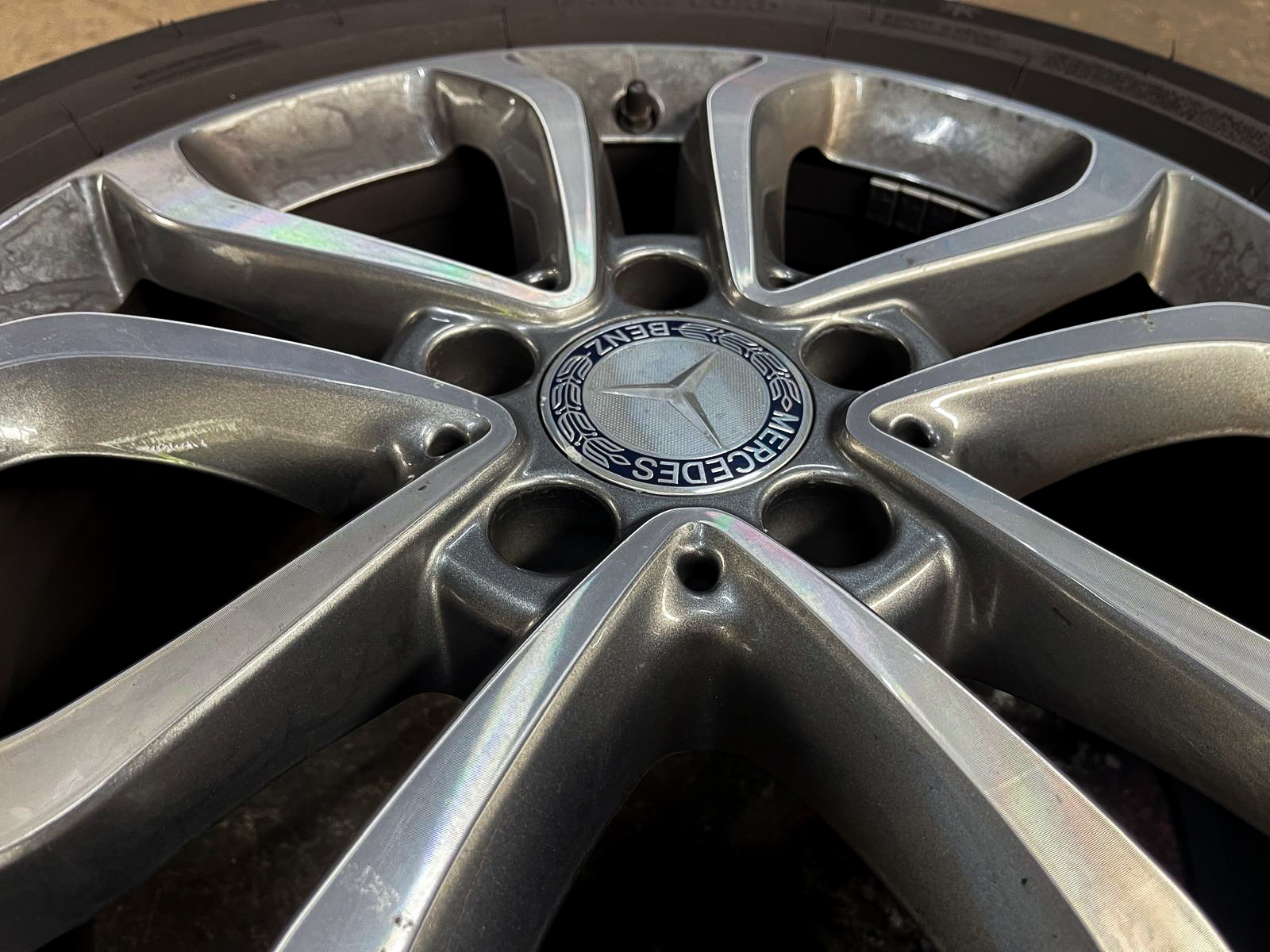 Mercedes-Benz Alufelge und Reifen beim Reifenservice