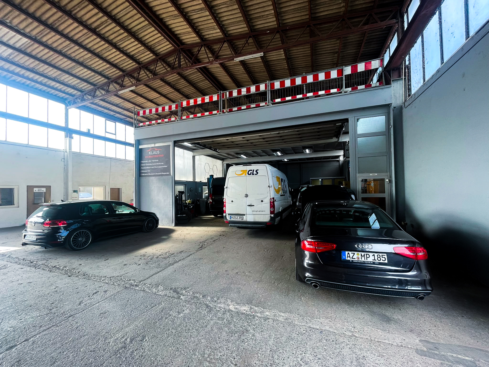 Außenansicht und Eingang der Kfz-Meisterwerkstatt Klaus in Würzburg